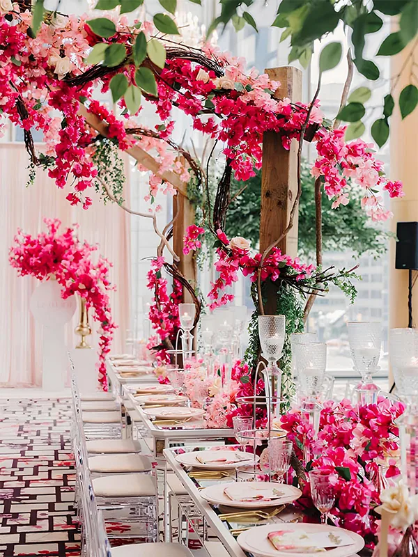 plantas rosas no pergolado branco para casamento