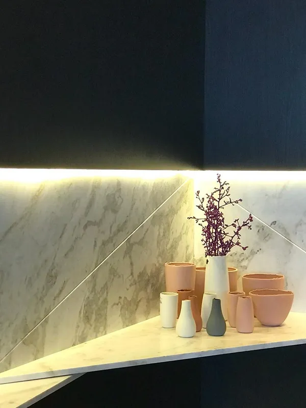 Iluminação destaca o revestimento branco