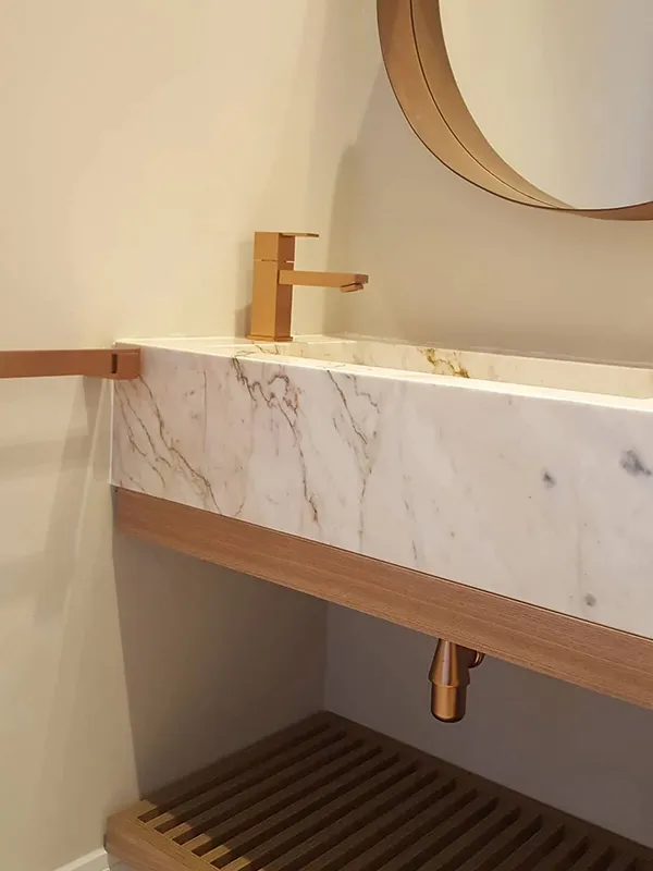 marmore com detalhes dourado para um ambiente luxuoso
