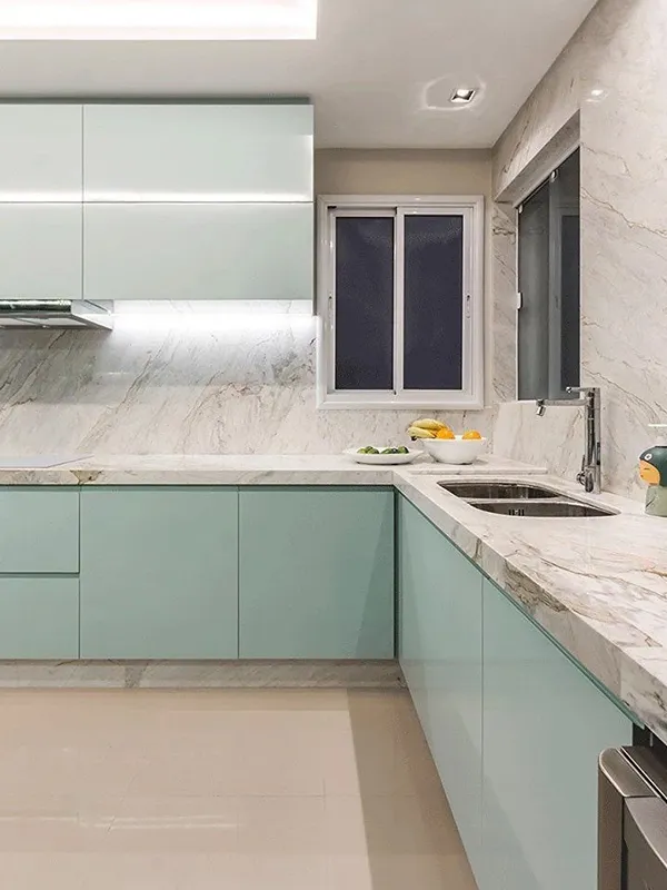 cozinha simples com cores claras