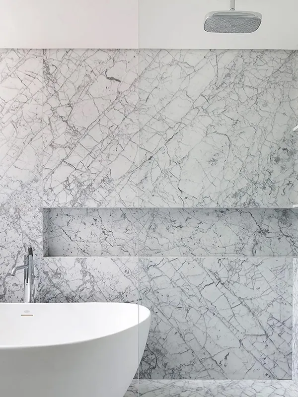 marmore na área da banheira