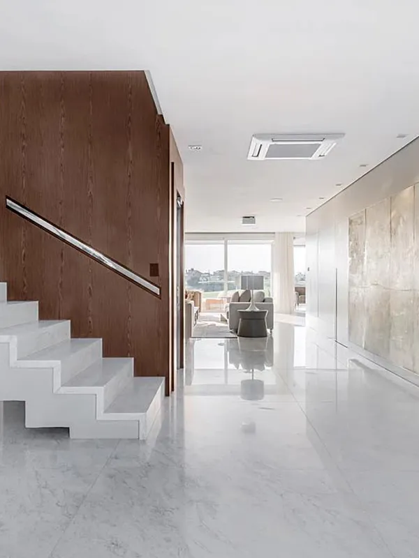 escada e piso com marmore 