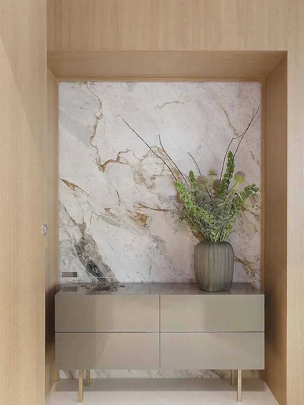 combinação do marmore branco com madeira