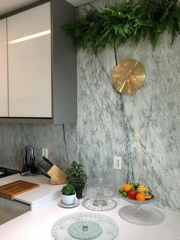 marmore branco com tons de cinza 