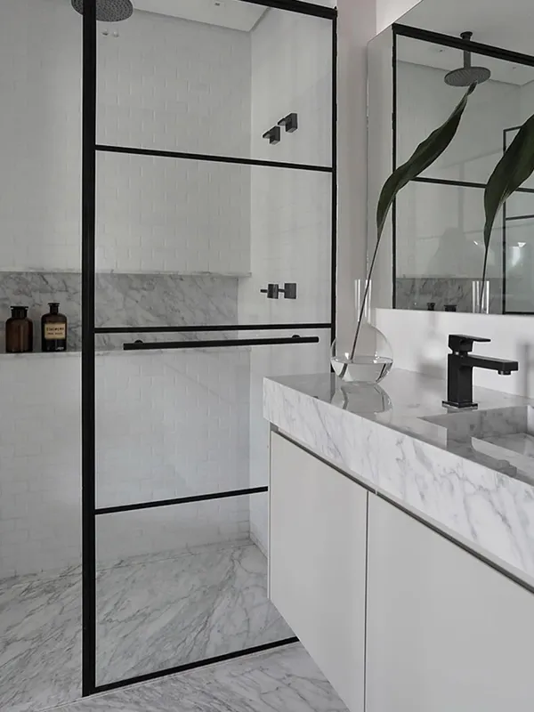 banheiro com revestimentos claros 