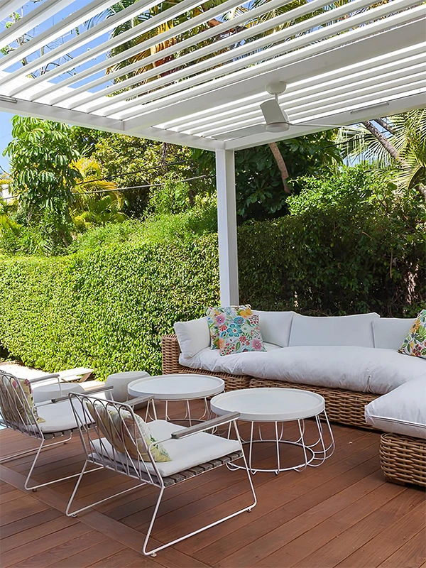 detalhes decorativos com deck de madeira aplicado no piso