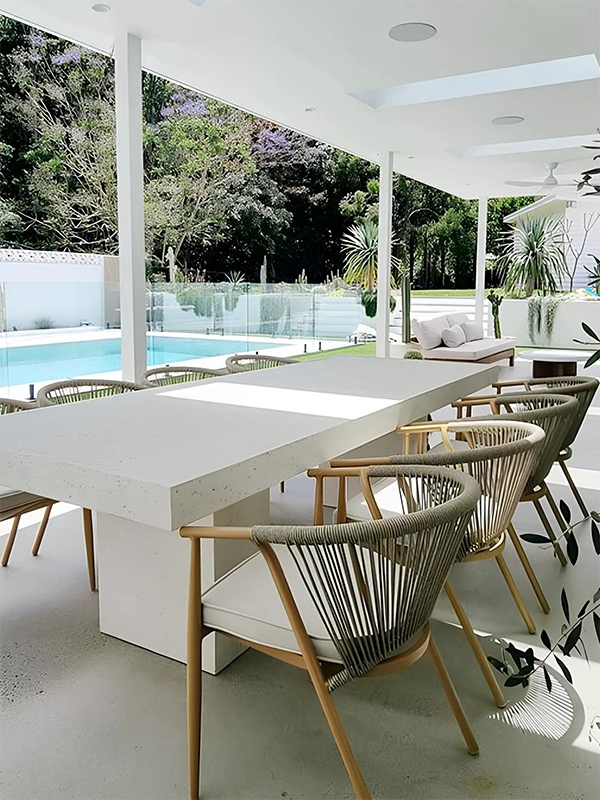 contraste de cores na área gourmet com piscina