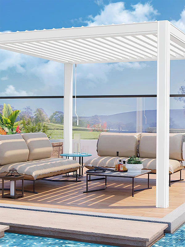 piscina com deck de madeira e pergolado branco