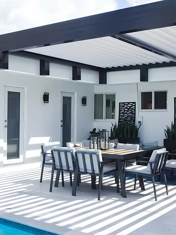 pergolado branco e preto na decoração