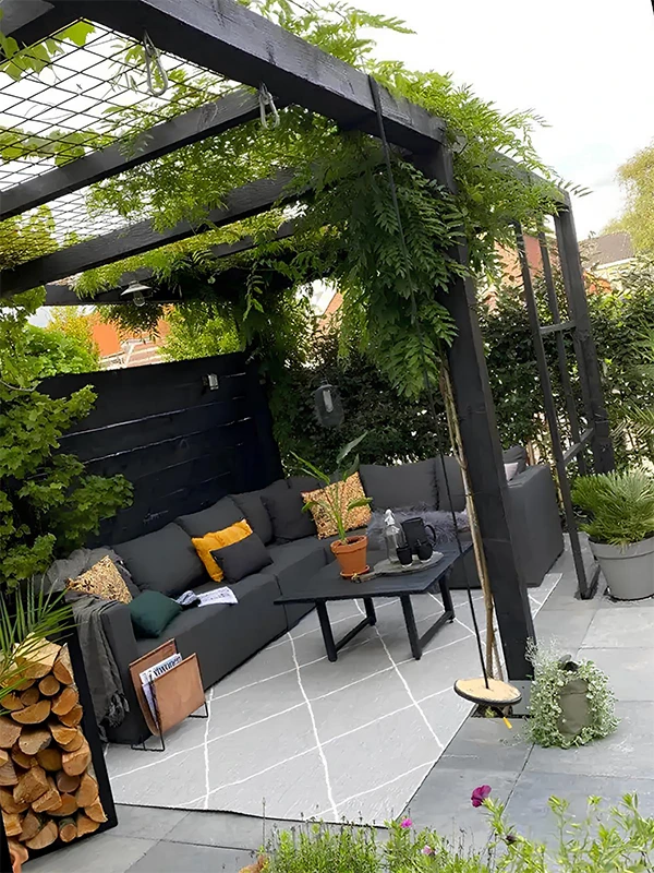 Pergolado com cobertura de plantas trepadeiras