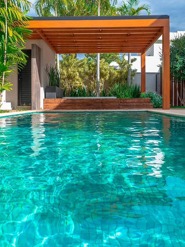 área de lazer com piscina e pergolado