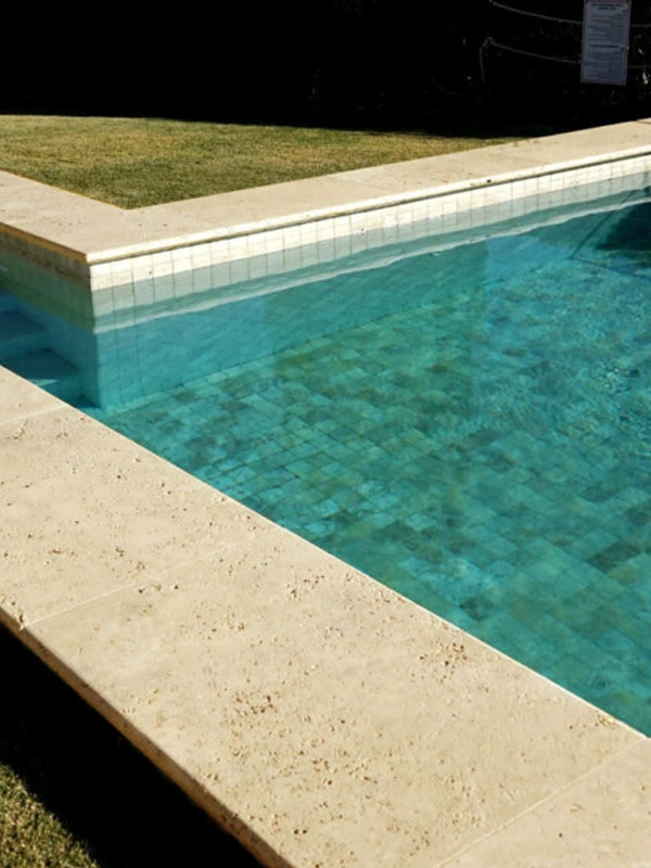 piscina com porcelanato travetino