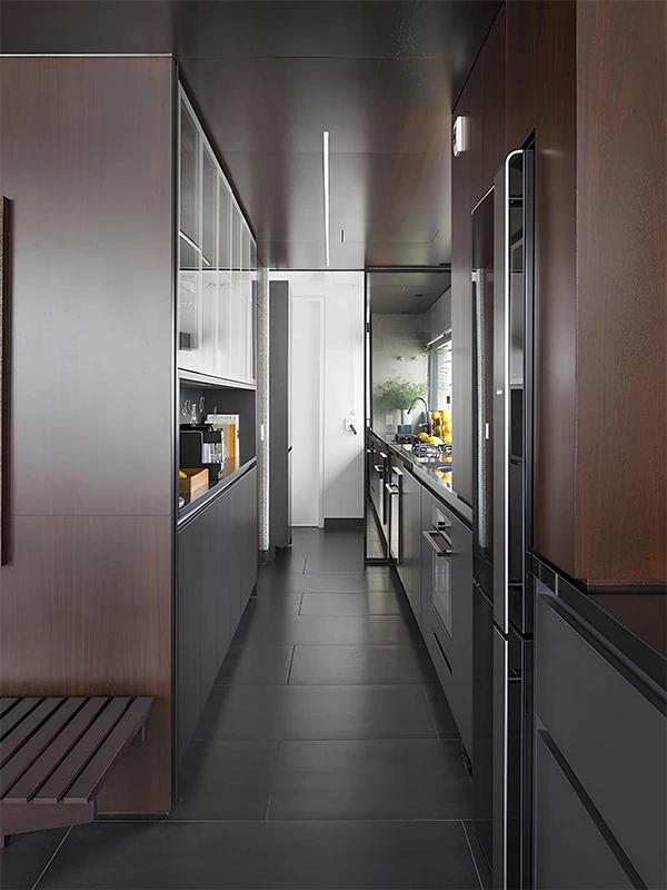 Piso Acetinado: Harmonia e Sofisticação em Cores, Projetos e Modelos +34 Fotos 90 modernidade em cozinha planejada com revestimento acetinado