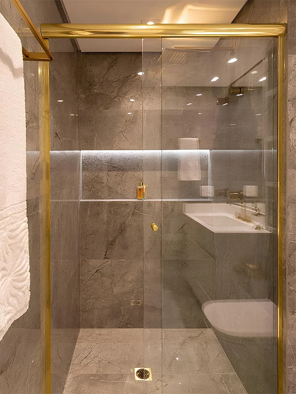 Piso Acetinado: Harmonia e Sofisticação em Cores, Projetos e Modelos +34 Fotos 86 diversidade de cores no banheiro com piso e parede com revestimento acetinado