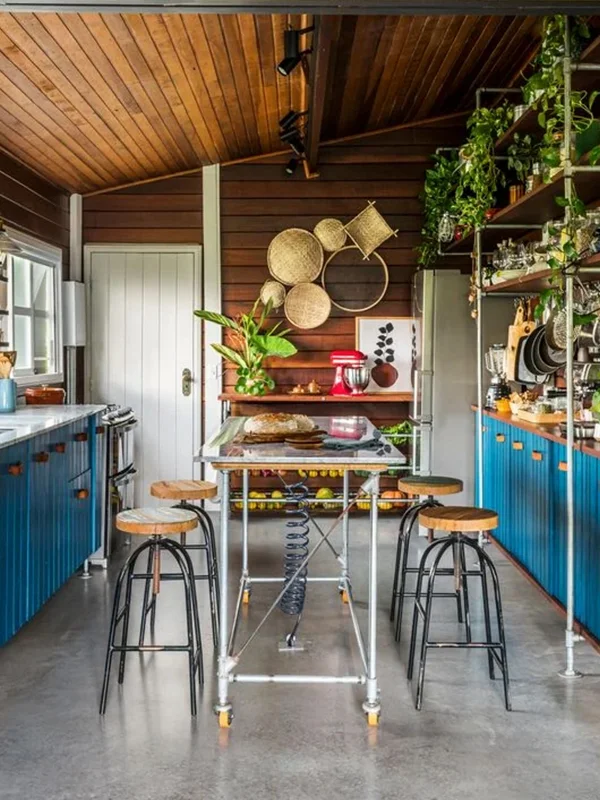 Explorando o Charme do Piso de Cimento Queimado: Dicas, Preços e Locais de Aplicação +40 Fotos 109 casa de praia com cimento queimado aplicado na cozinha com acabamento polido