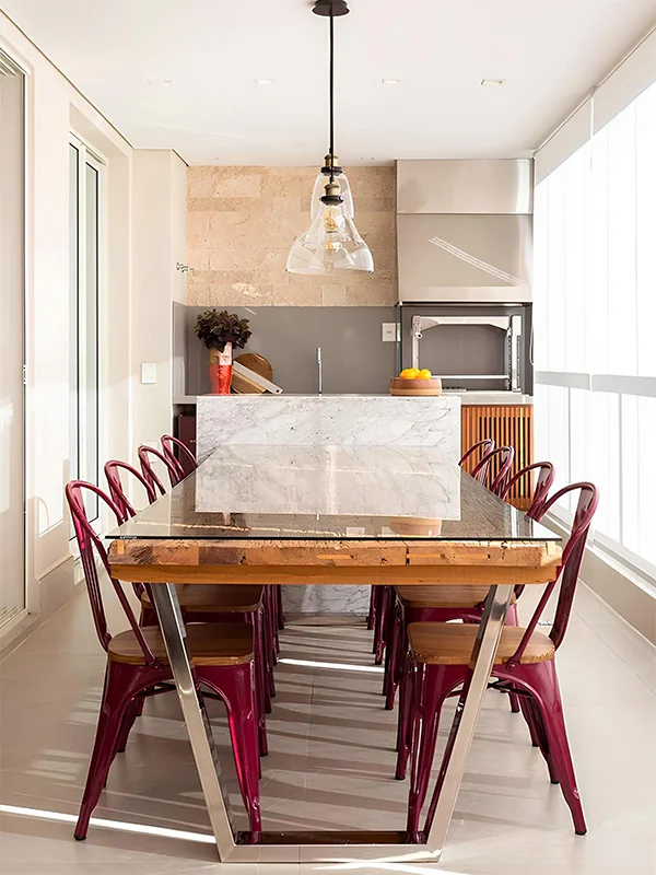 porcelanato cinza aplicado na varanda com mesa de jantar