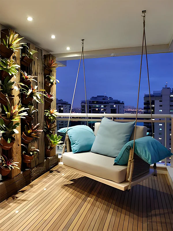 piso de madeira aplicado na varanda externa com jardim vertical e balança de corda