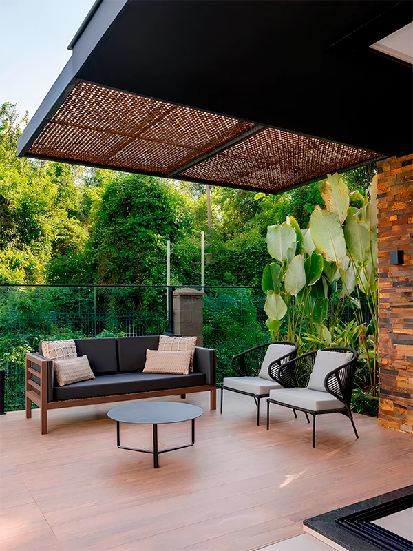 porcelanato amadeirado com acabamento antiderrapante aplicado em varandas