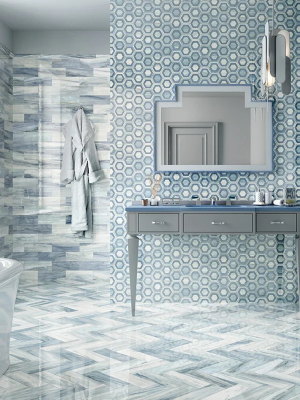 renovamando parede com procelanato azul e espelho