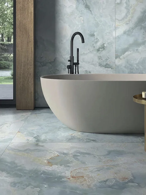 banheiro com banheira com porcelanato azul