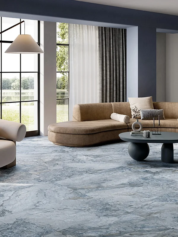 sala com porcelanato azul marinho aplicado no piso