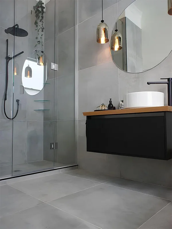 móveis e parede do banheiro em harmonia