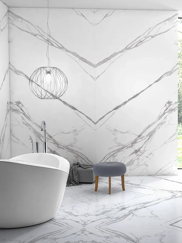 porcelanato marmorizado no banheiro com textura fosca, incluindo uma banheira branca que se destaca na decoração clean