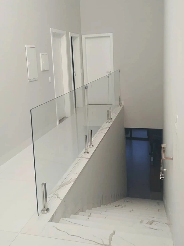 escada com porcelanato fosco