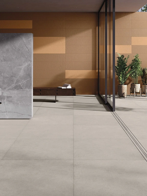 mostrando como fica a decoração com o porcelanato natural em ambientes interno e externo