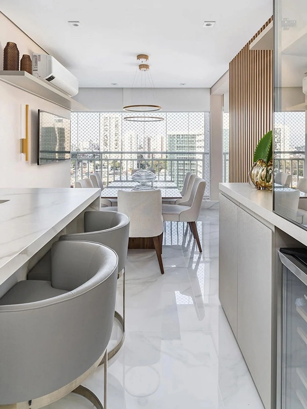 interior do apartamento com porcelanato natural