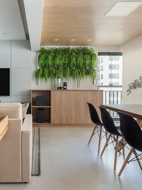projeto de um apartamento com piso de porcelanato e um jardim vertical na parede da cozinha