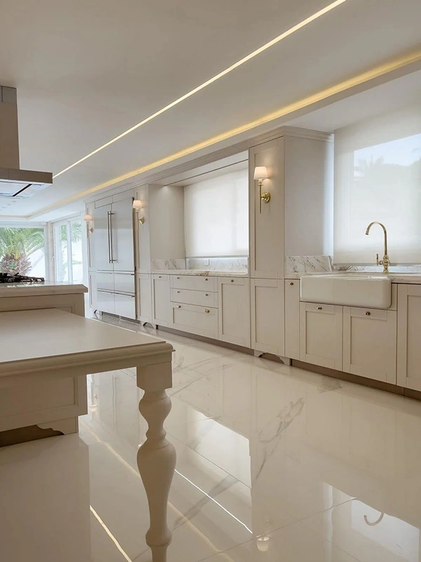 ambientes interno com piso brilhante de porcelanato natural