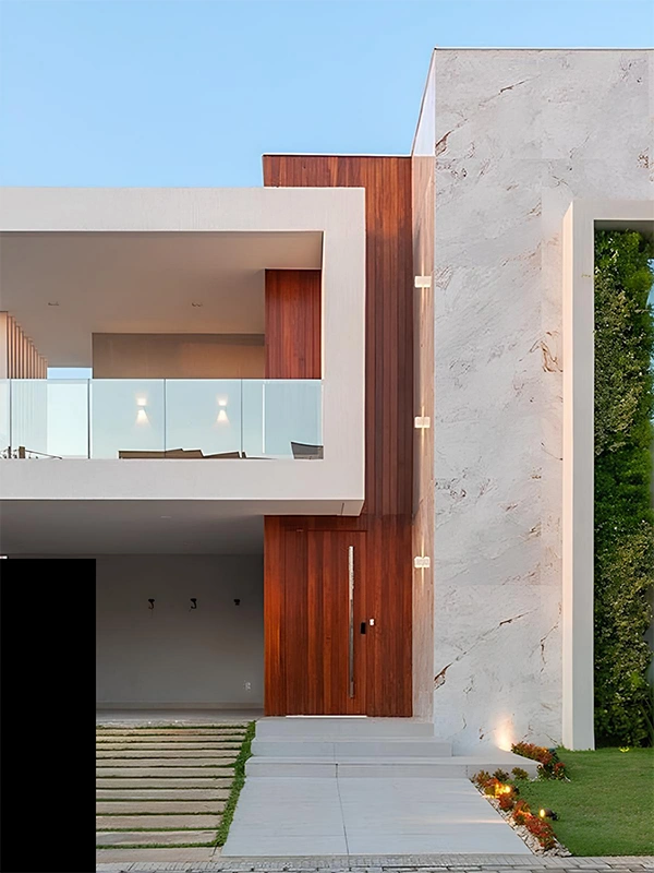 mostrando as texturas do porcelanato branco aplicado em uma fachada externa de uma casa moderna