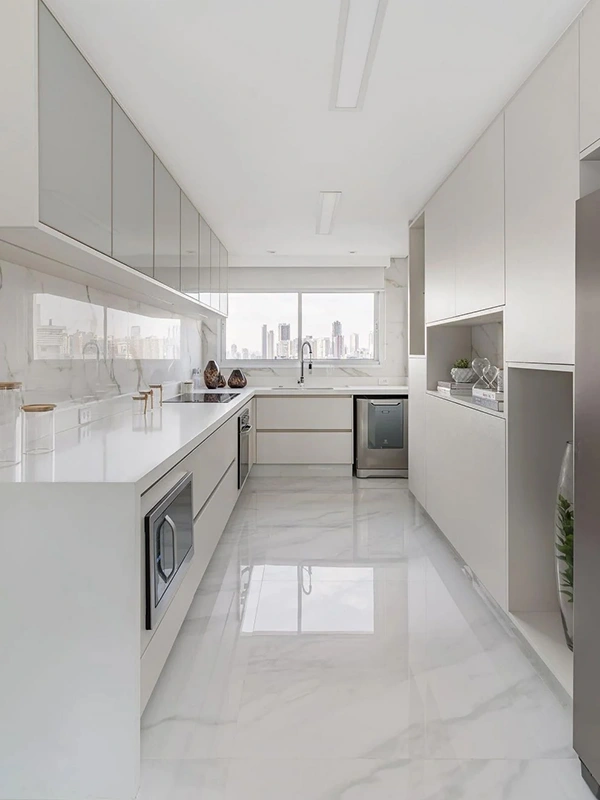 ambiente interno com porcelanato natural branco, aplicado na cozinha planejada de tonalidade clara para um projeto moderno e claen