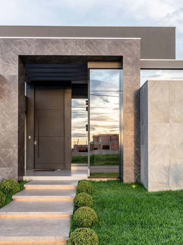 fachada com porcelanato cinza marmorizado