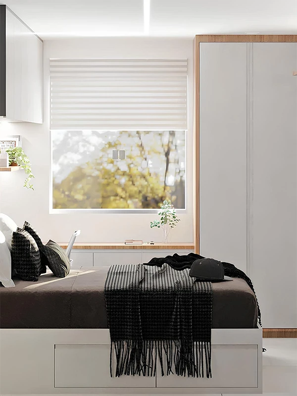 Piso acetinado no quarto com cama preta