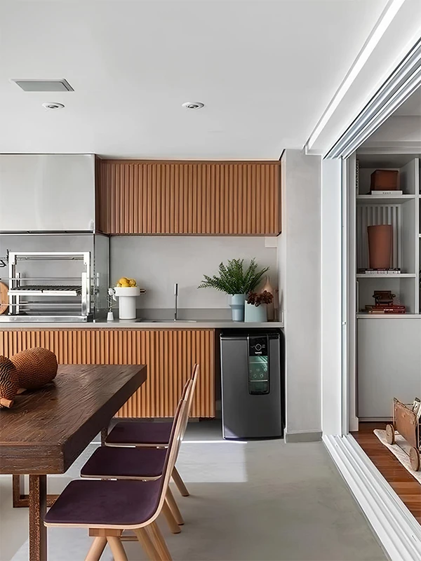 Decoração com painel ripado na varanda com porcelanato