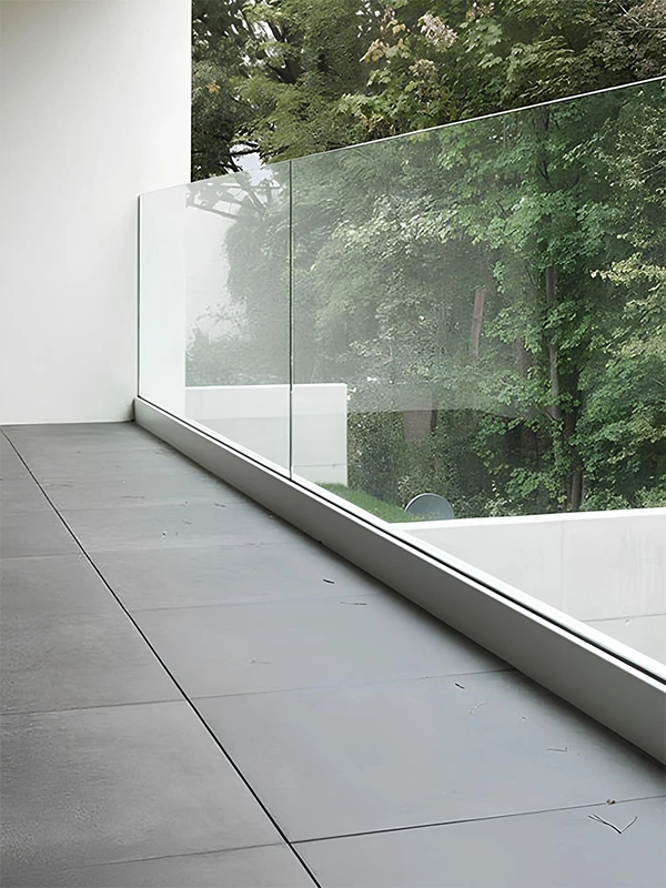 Porcelanato cinza destaca varandas 