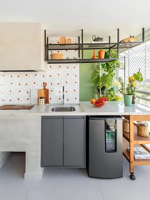 Elegancia do porcelanato aplicado na varanda do apartamento com área gourmet 