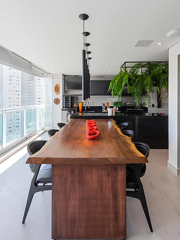 Porcelanato que destaca móveis de madeira 