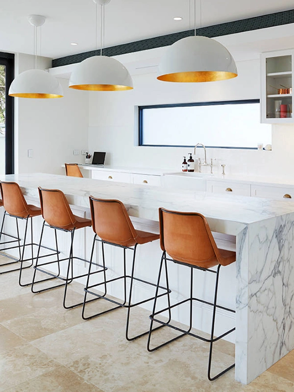 ilhas da cozinha com porcelanato travertino marmorizado para um acabamento classico