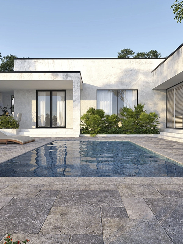 elegância de pedras para piscina com revestimento de porcelanato travertino