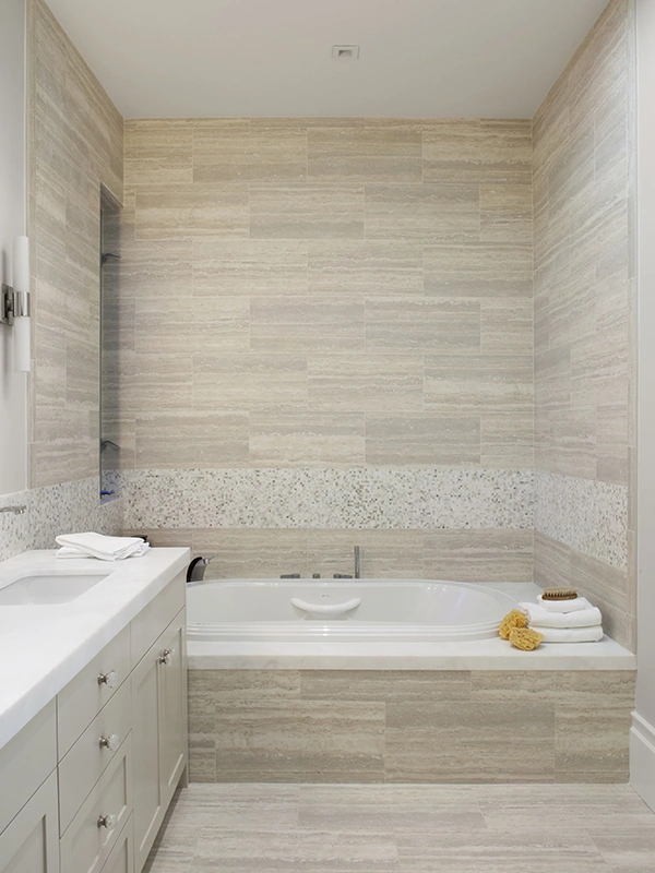 banheiro com porcelanato travertino, aplicado na parede e piso