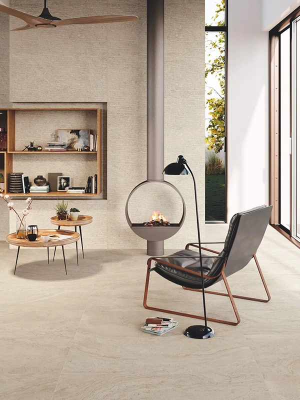ambiente de relaxamento com móveis escuros que se destacam no porcelanato claro