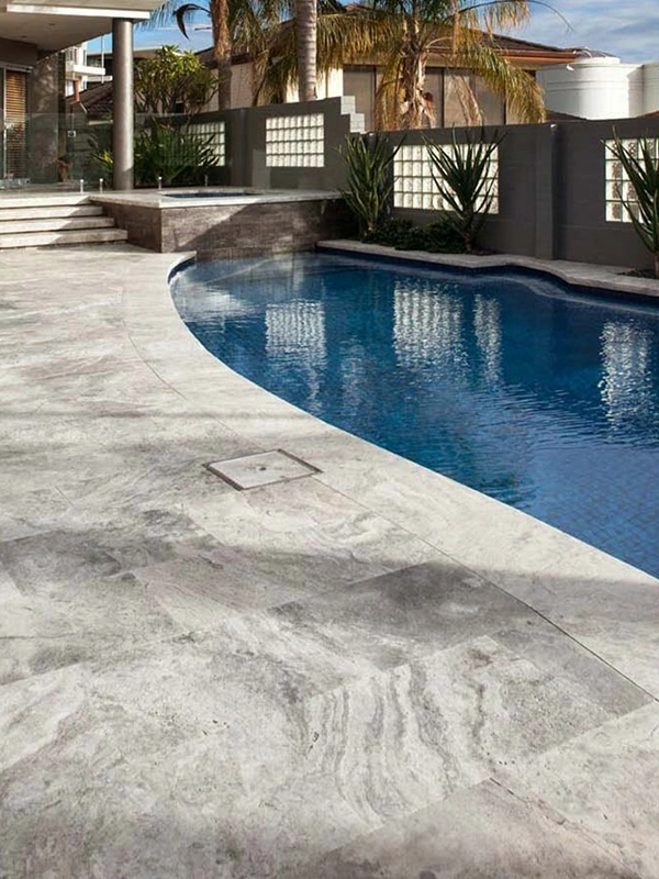 Piso para piscina com porcelanato travertino
