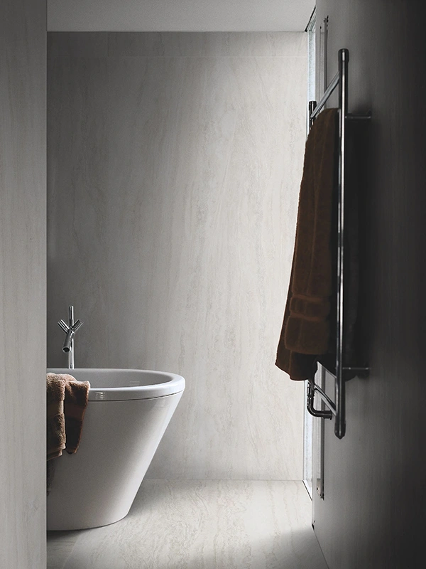 banheiro com banheira com acabamento de revestimento cinza