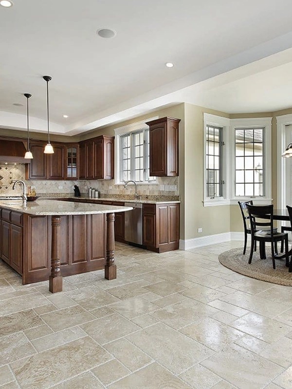 decoração da sala de jantar com acabamento natural do porcelanato travetino