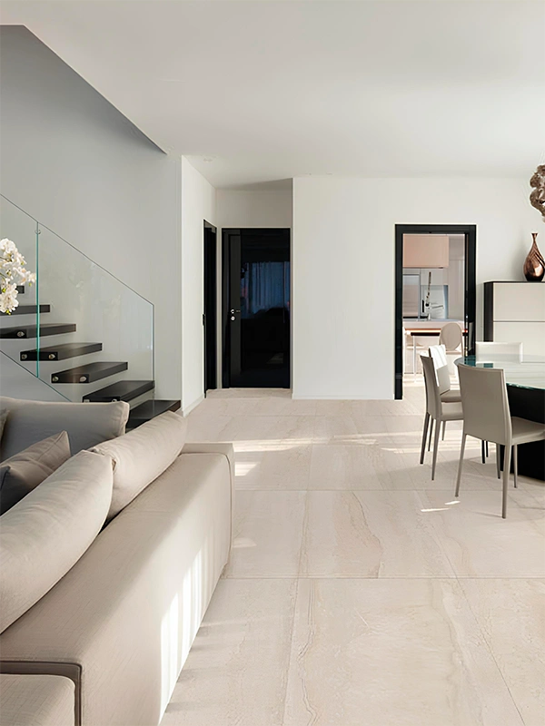 sala moderna com porcelanato travertino
