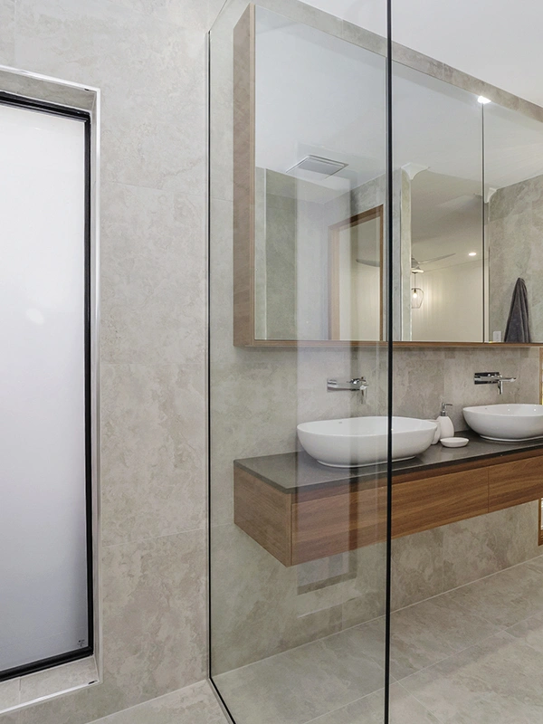 banheiro com box de porcelanato travertino