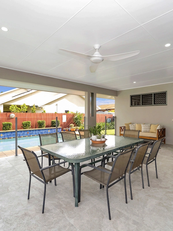 Piso com porcelanato travertino na área gourmet com piscina